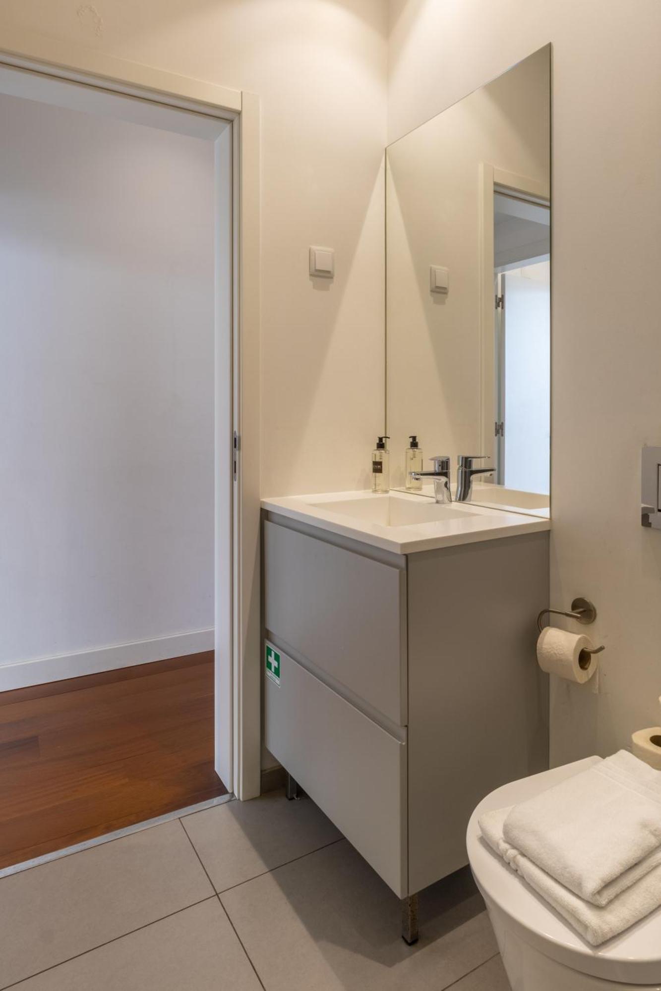 Modern 3Br, Terrace, Ac/Heating & Self Check-In Apartment Lisbon Exterior photo